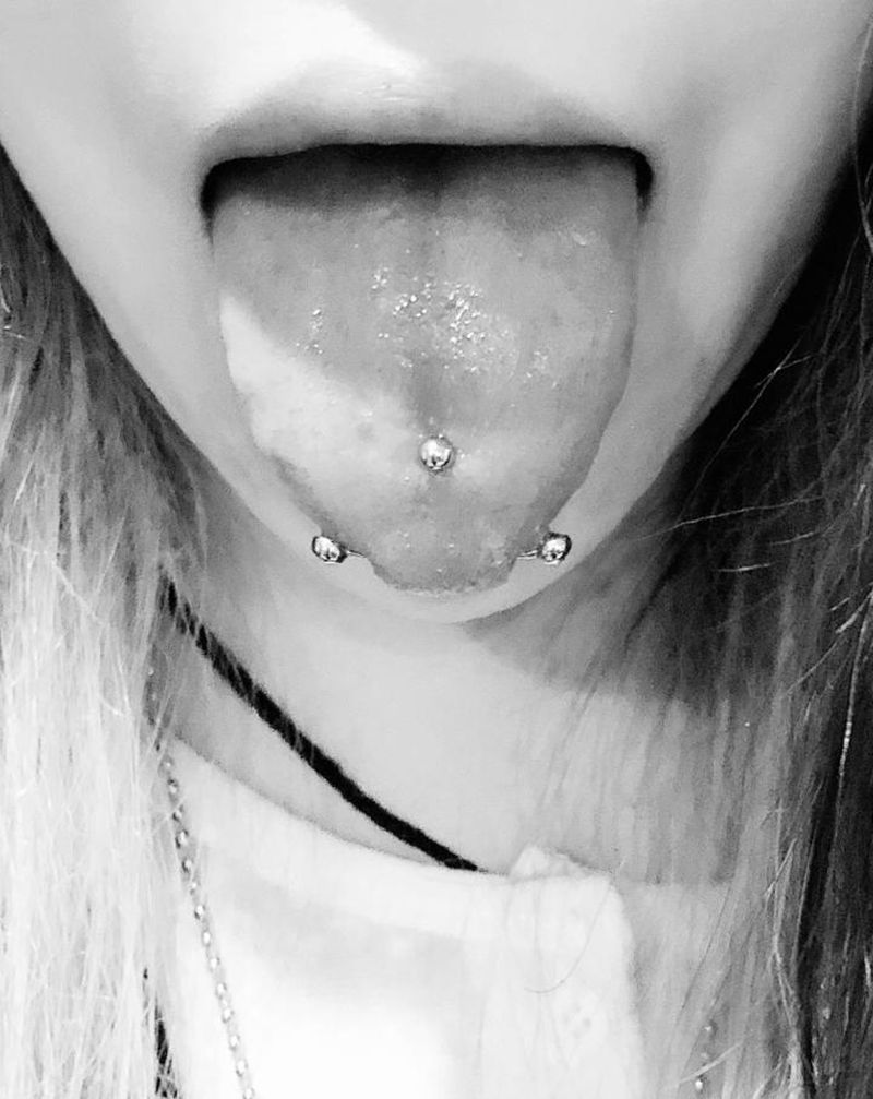 横穿舌钉纹身图片_舌钉纹身图案