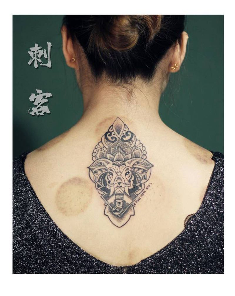 点刺象神纹身图片_背部点刺纹身图案