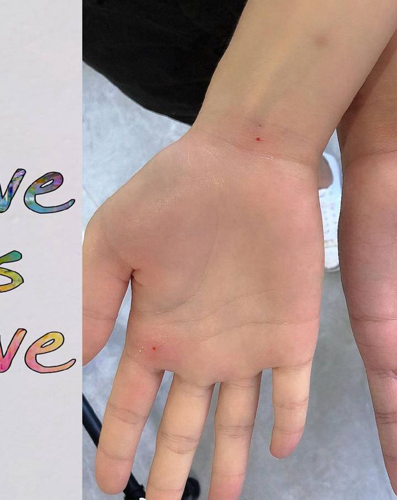 朱砂痣纹身图片_手部纹身图案