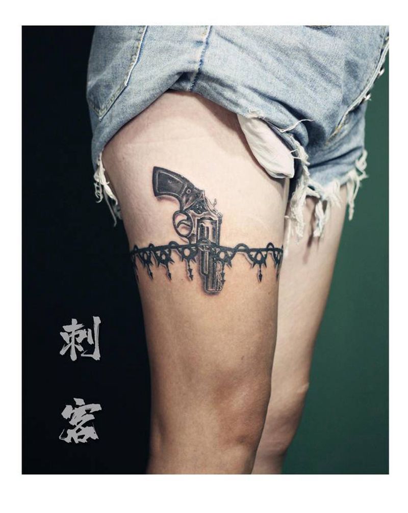 左轮手枪纹身图片_腿部纹身图案