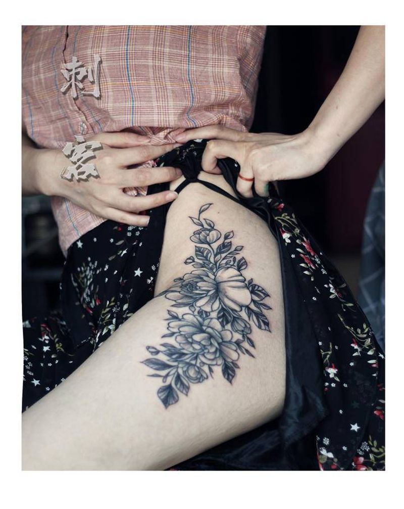 大腿素花纹身图片_腿部纹身图案