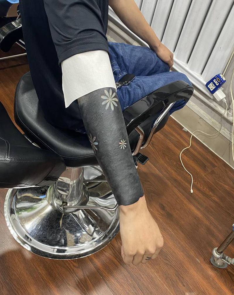 小黑纹身图片_手臂纹身图案