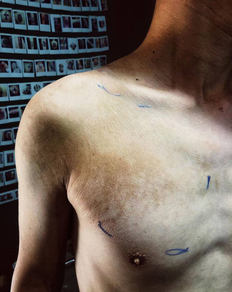 胎记遮盖未完成纹身图片_胸部纹身图案