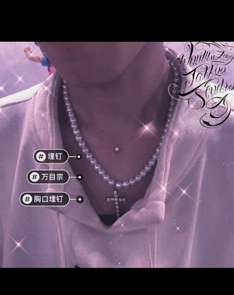 埋钉纹身图片_胸部纹身图案