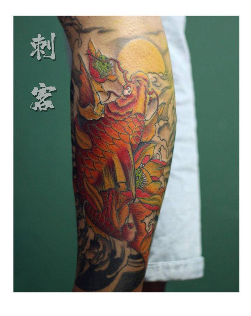 红烧锦鲤纹身图片_腿部纹身图案