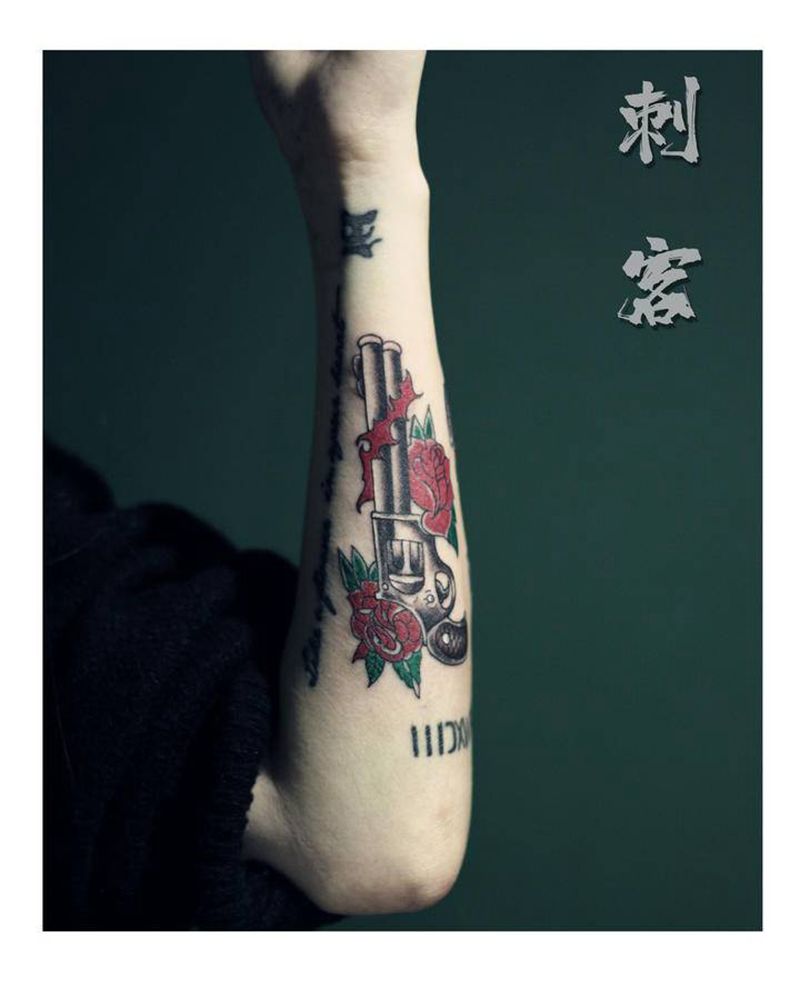 左轮花枪纹身图片_手臂纹身图案