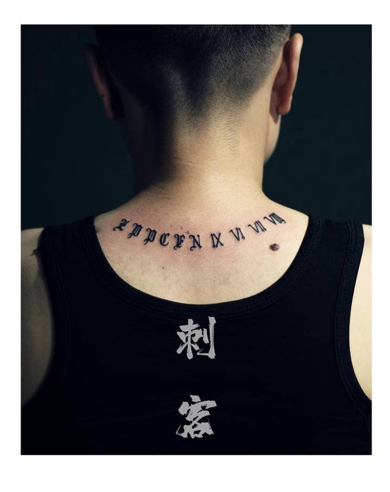 哥特体纹身图片_肩部纹身图案