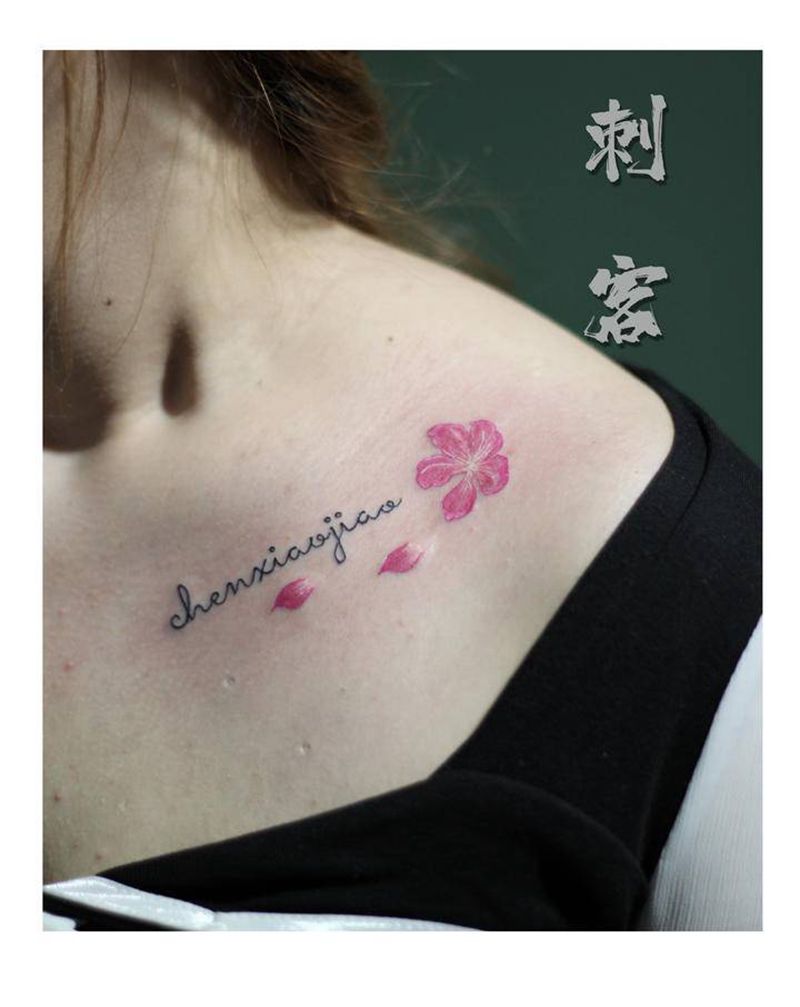 锁骨纹身图片_胸部纹身图案