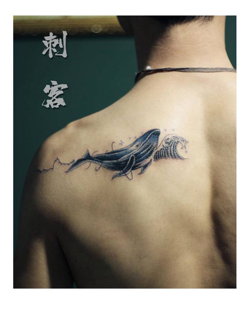 情侣鲸鱼纹身图片_肩部纹身图案