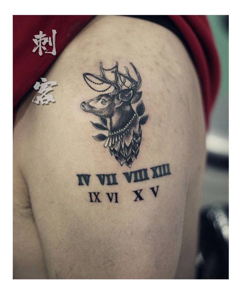 鹿头+罗马数字纹身图片_手臂纹身图案