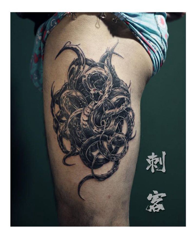 九尾蛇纹身图片_腿部纹身图案