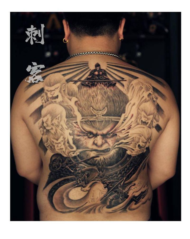 满背猴子4.0纹身图片_背部纹身图案