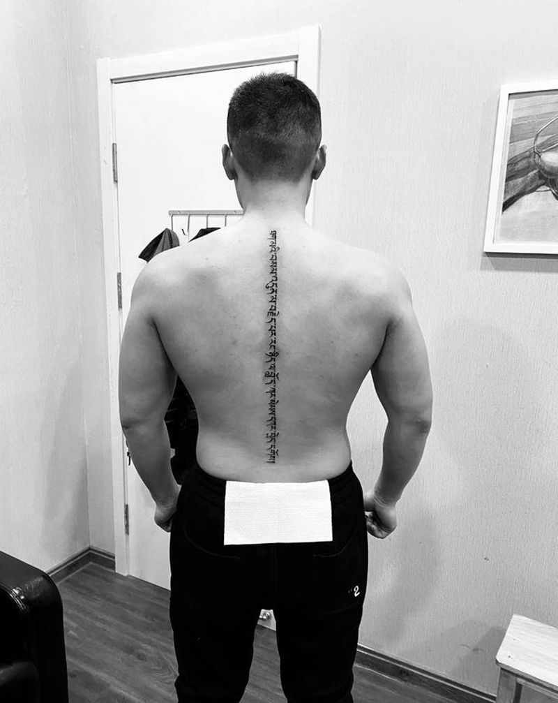 嘛嘛哄纹身图片_背部纹身图案