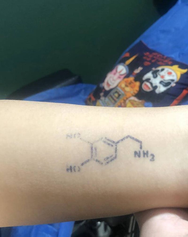 多巴胺元素纹身图片_手臂纹身图案