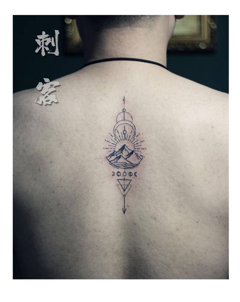 几何点刺风纹身图片_背部纹身图案