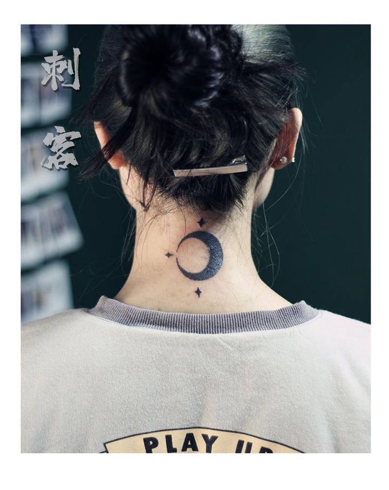 月亮纹身图片_颈部纹身图案