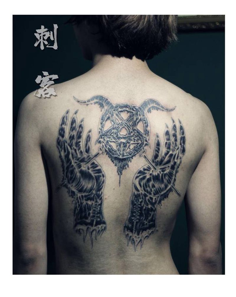 撒旦之手纹身图片_背部纹身图案