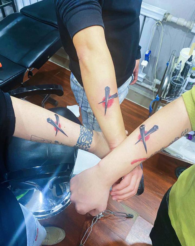 几个洋钉子纹身图片_手臂纹身图案