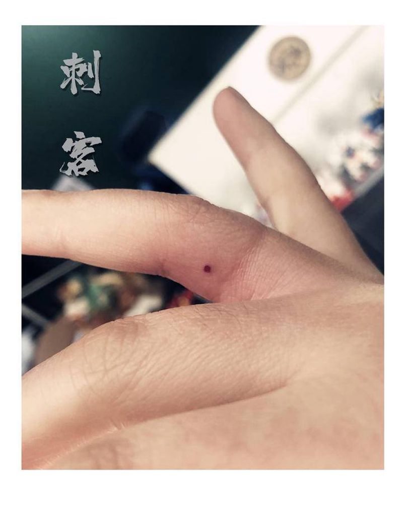 朱砂痣纹身图片_手部纹身图案