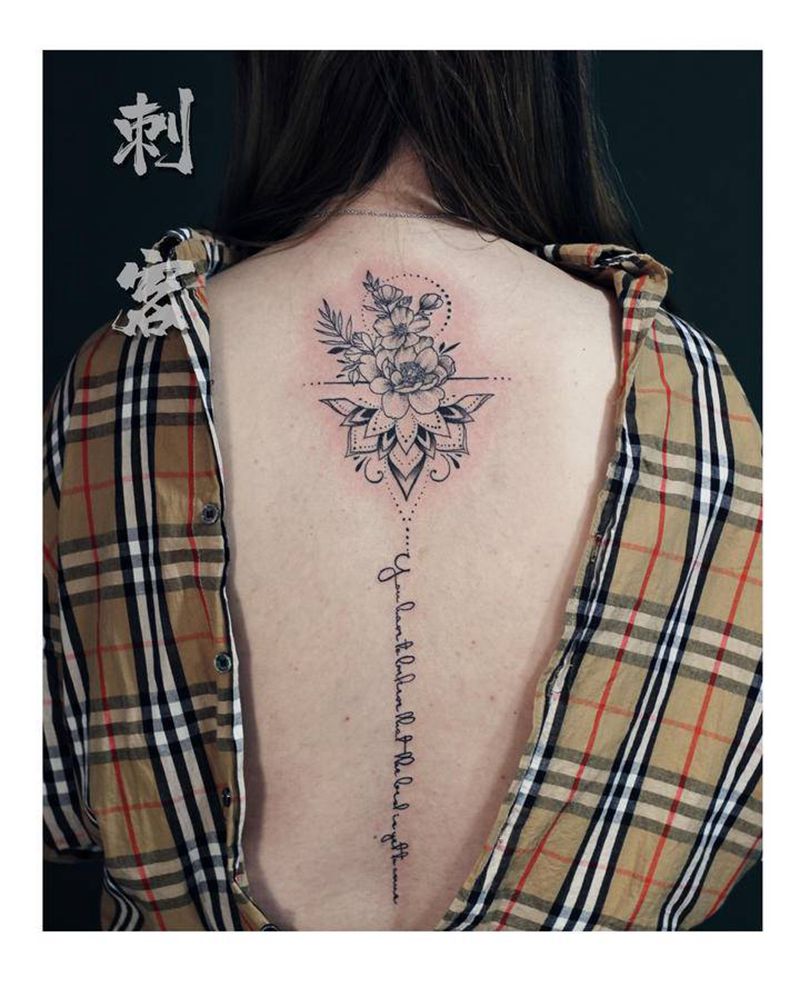 樊花素花英文纹身图片_背部纹身图案