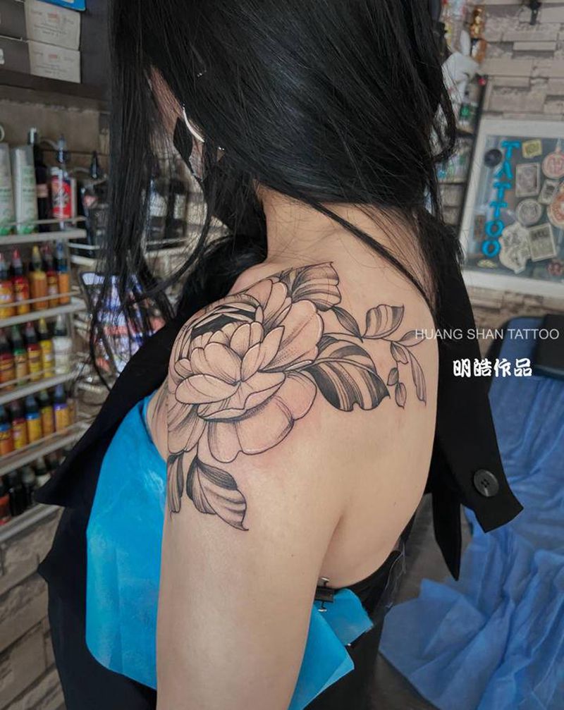 素花纹身图片_肩部胸部点刺几何素花纹身图案