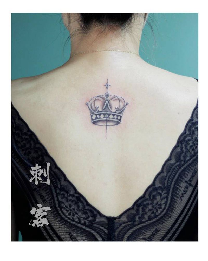 王冠纹身图片_背部纹身图案