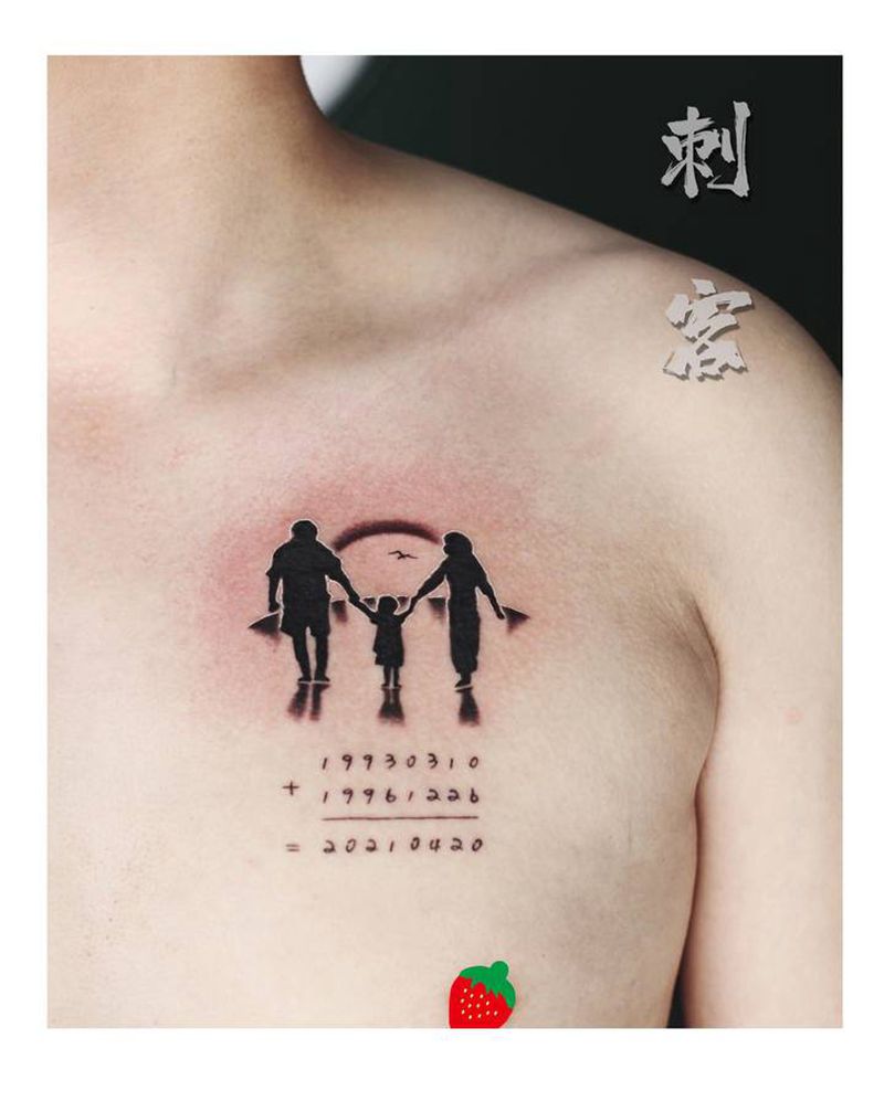 家人背影纹身图片_胸部纹身图案