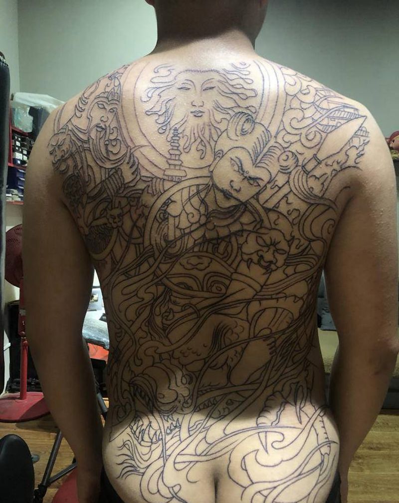满背割线纹身图片_背部臀部老传统新传统纹身图案