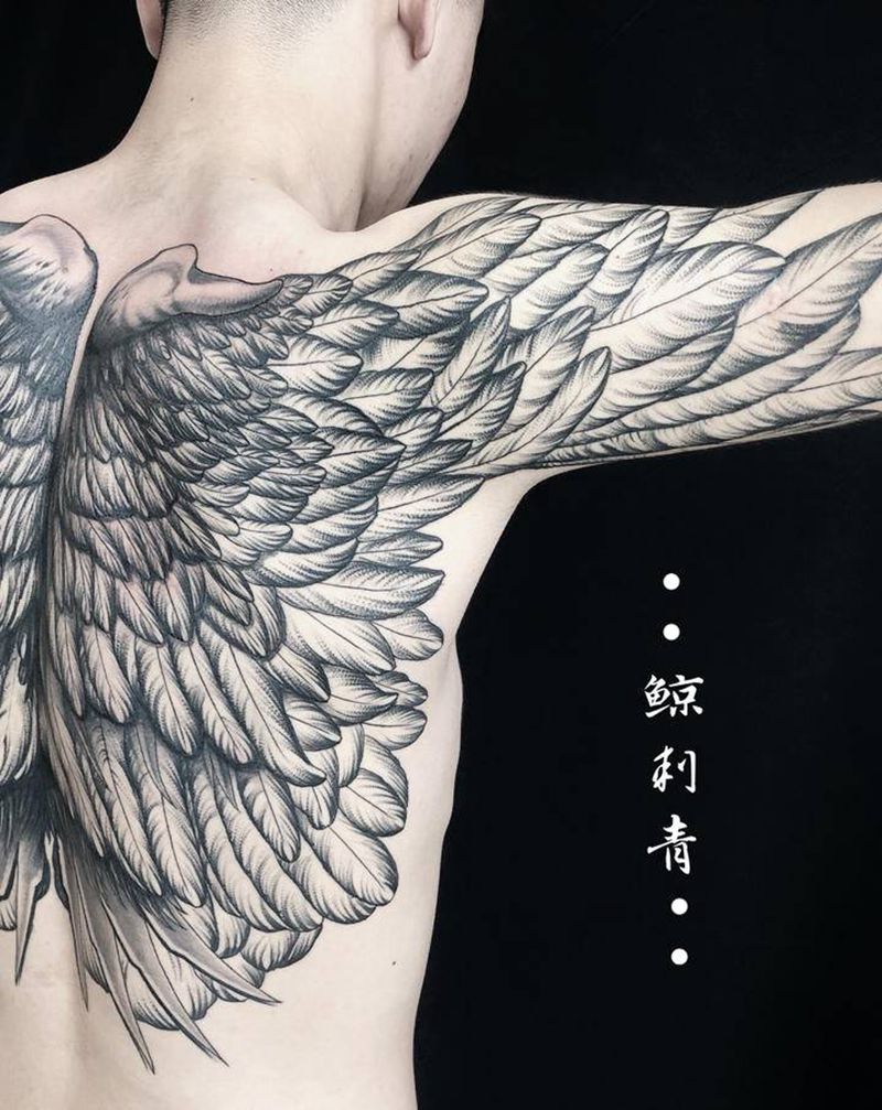 翅膀纹身图片_背部点刺纹身图案