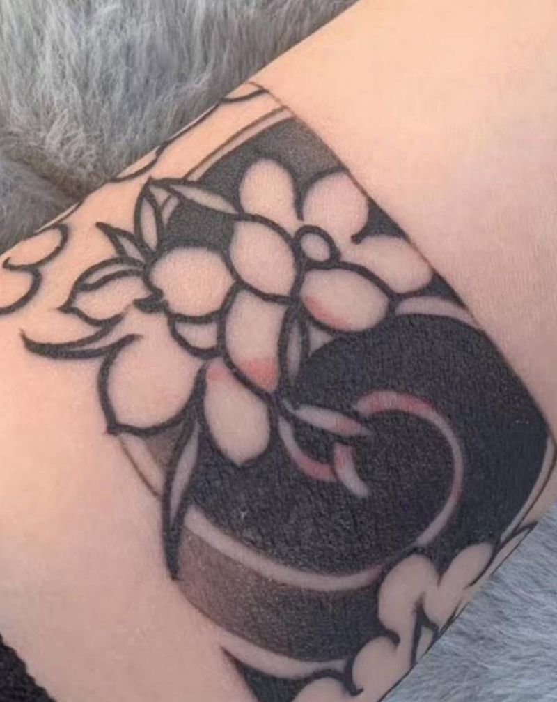 臂环纹身图片_手部手臂老传统纹身图案