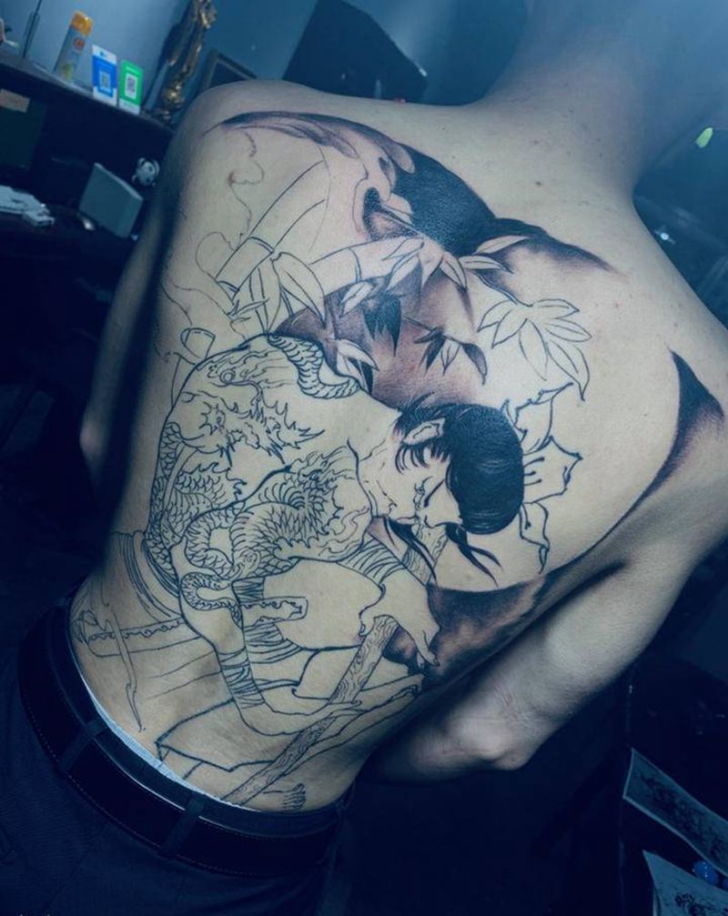 史进「九纹龙」纹身图片_背部臀部新传统水墨纹身图案
