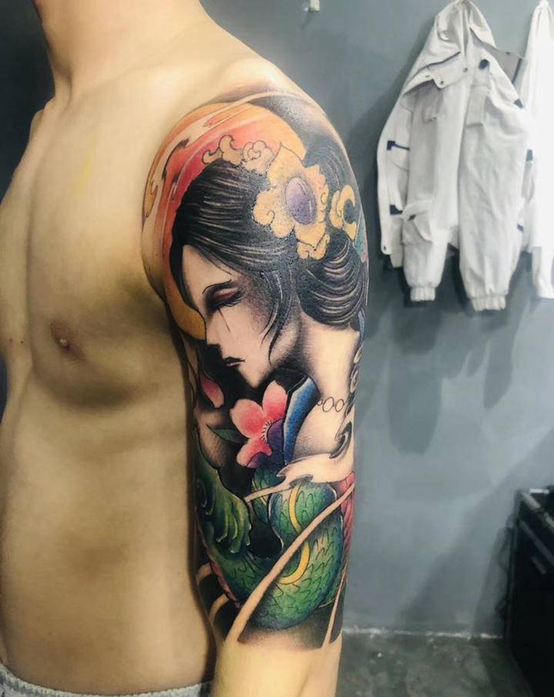 青蛇侍女图纹身图片_手臂新传统纹身图案