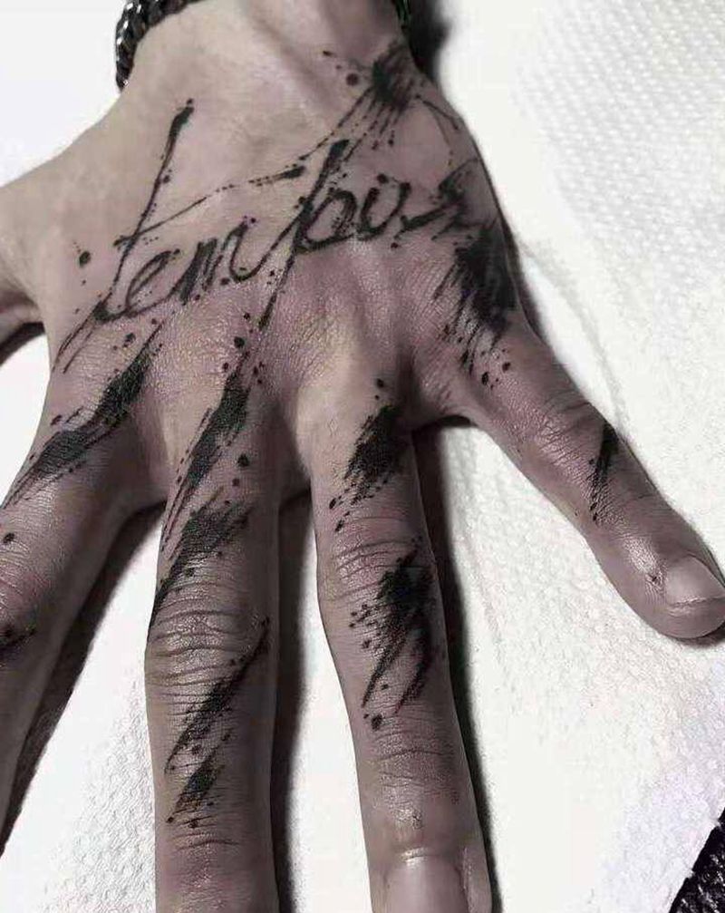 手部花字体纹身图片_手部花体字纹身图案