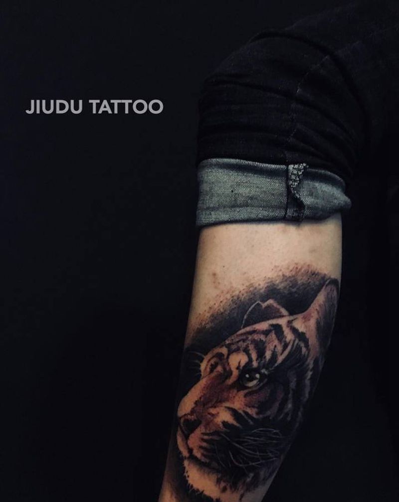 小脑斧纹身图片_腿部欧美写实纹身图案