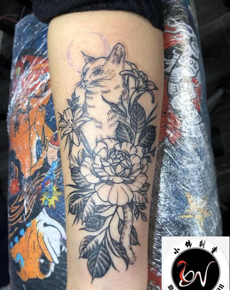 素花猫咪纹身图片_手臂新传统纹身图案