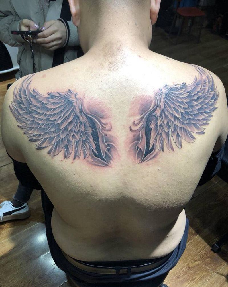翅膀纹身图片_背部老传统新传统翅膀纹身图案