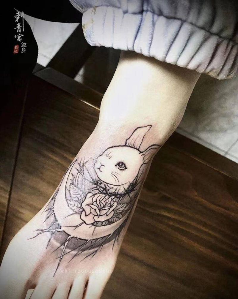 小兔子纹身图片_脚部纹身图案