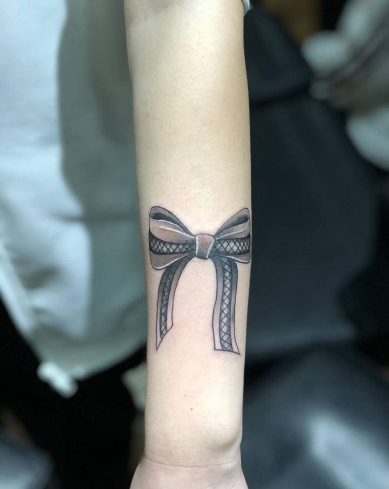 蝴蝶结纹身图片_蝴蝶结纹身图案