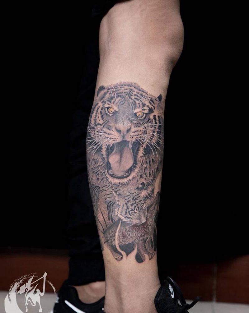 百兽之王的血腥杀戮纹身图片_手臂腿部欧美写实新传统老虎血腥纹身图案