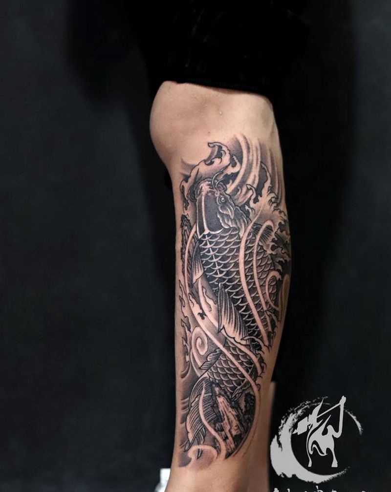 小腿黑灰鲤鱼纹身图片_腿部老传统新传统鲤鱼纹身图案