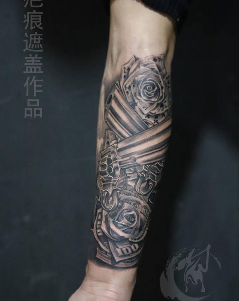 枪花纹身图片_手臂欧美写实枪玫瑰美元纹身图案