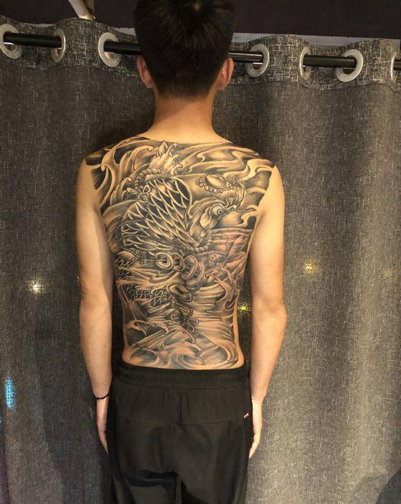 修改鲤鱼纹身图片_背部新传统纹身图案