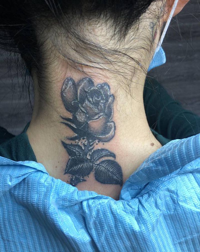 玫瑰纹身图片_颈部新传统纹身图案