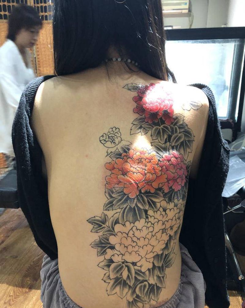 半背 牡丹花纹身图片_背部新传统老传统牡丹花纹身图案