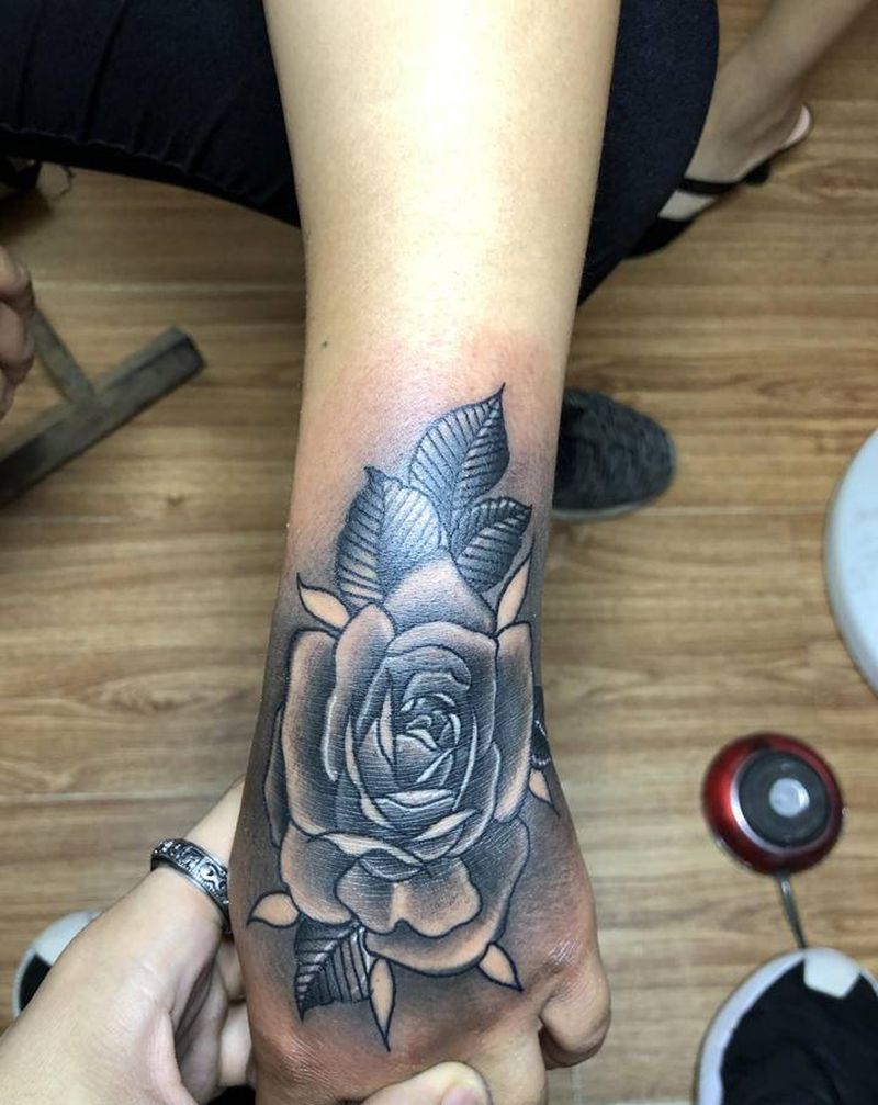 花手纹身图片_手部新传统Old School纹身图案