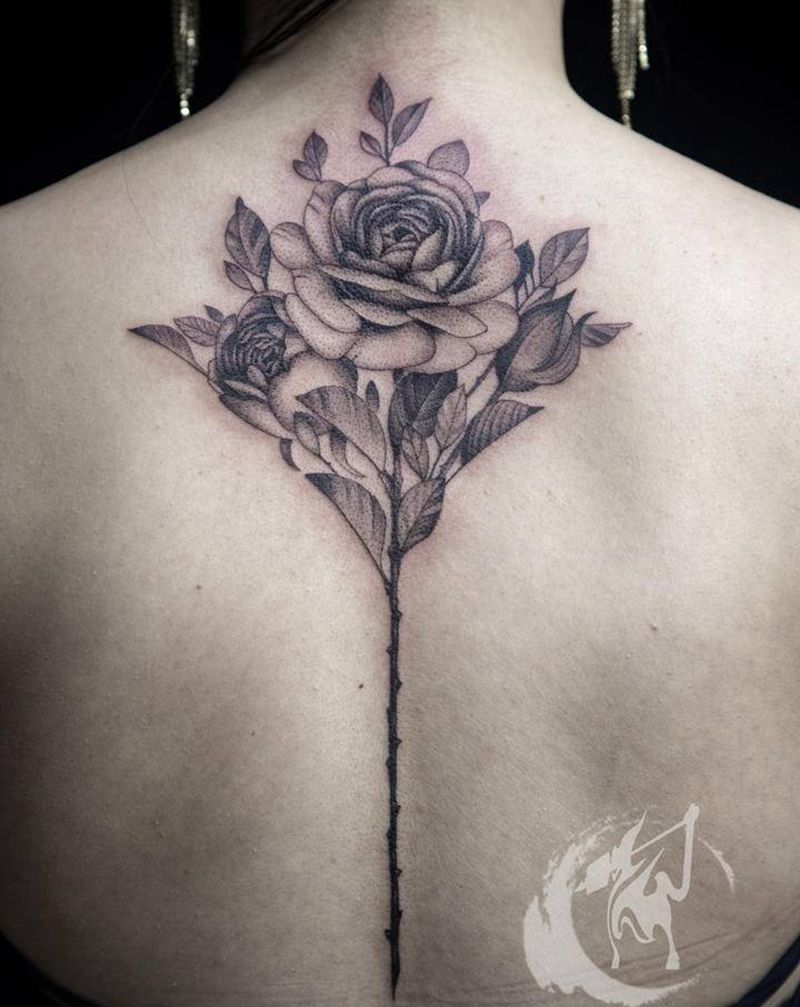 素花纹身图片_背部点刺水墨素花纹身图案