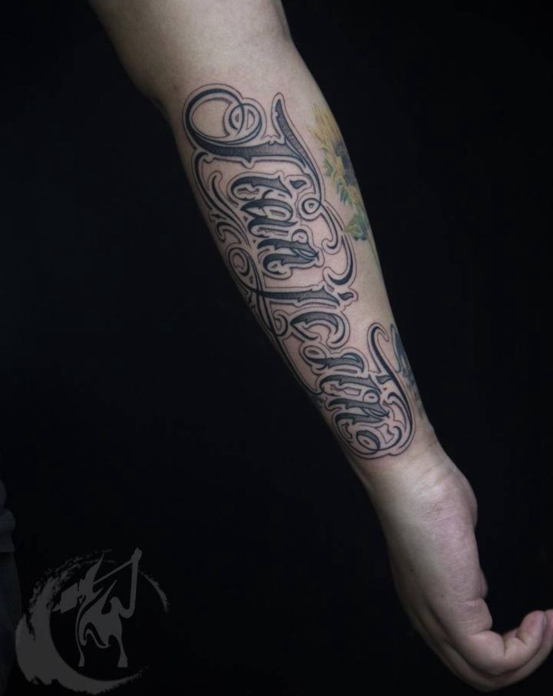 卡奇诺拼音纹身图片_手臂花体字纹身图案