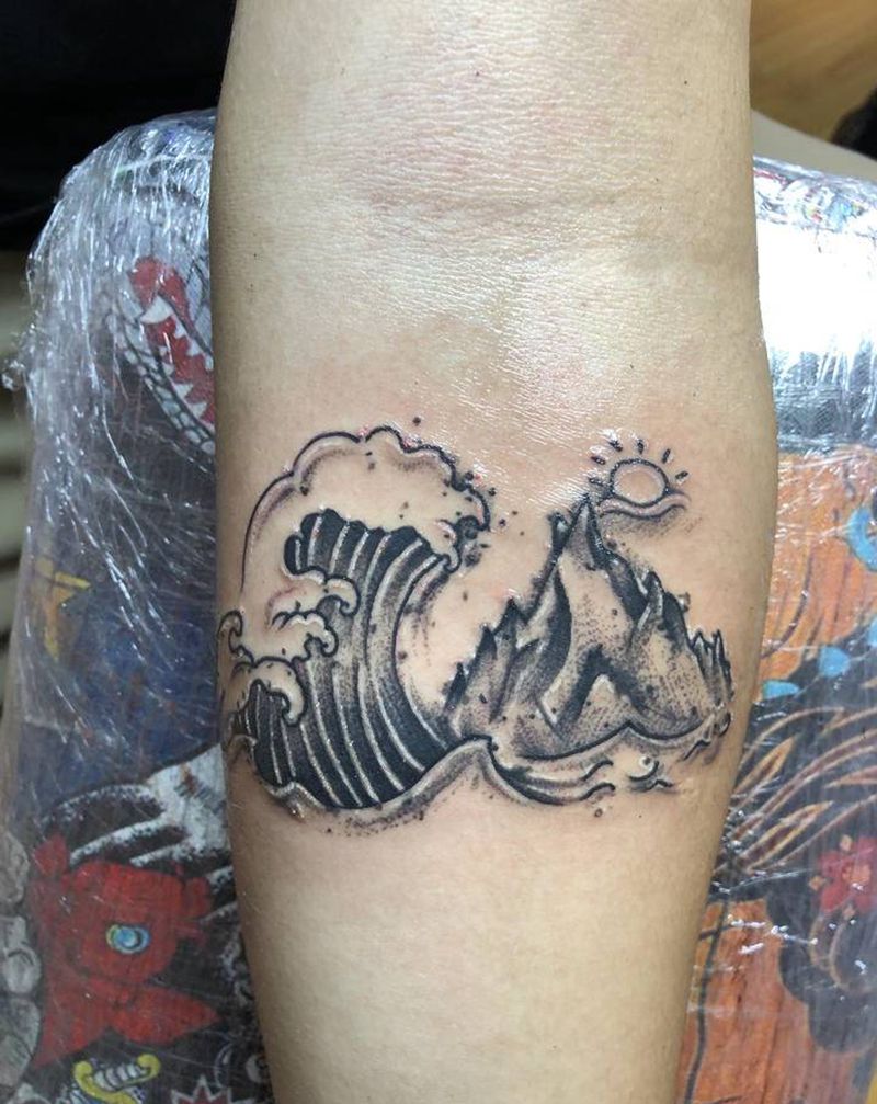山海小图纹身图片_手臂新传统纹身图案
