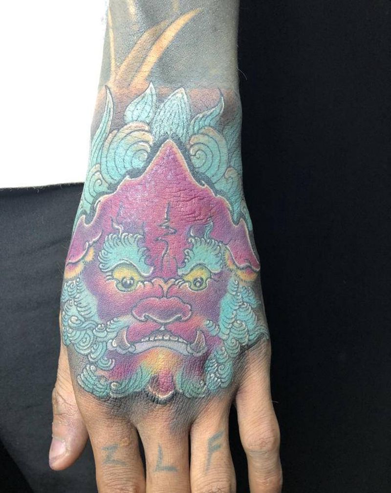 修改唐狮上颜色纹身图片_手部新传统纹身图案