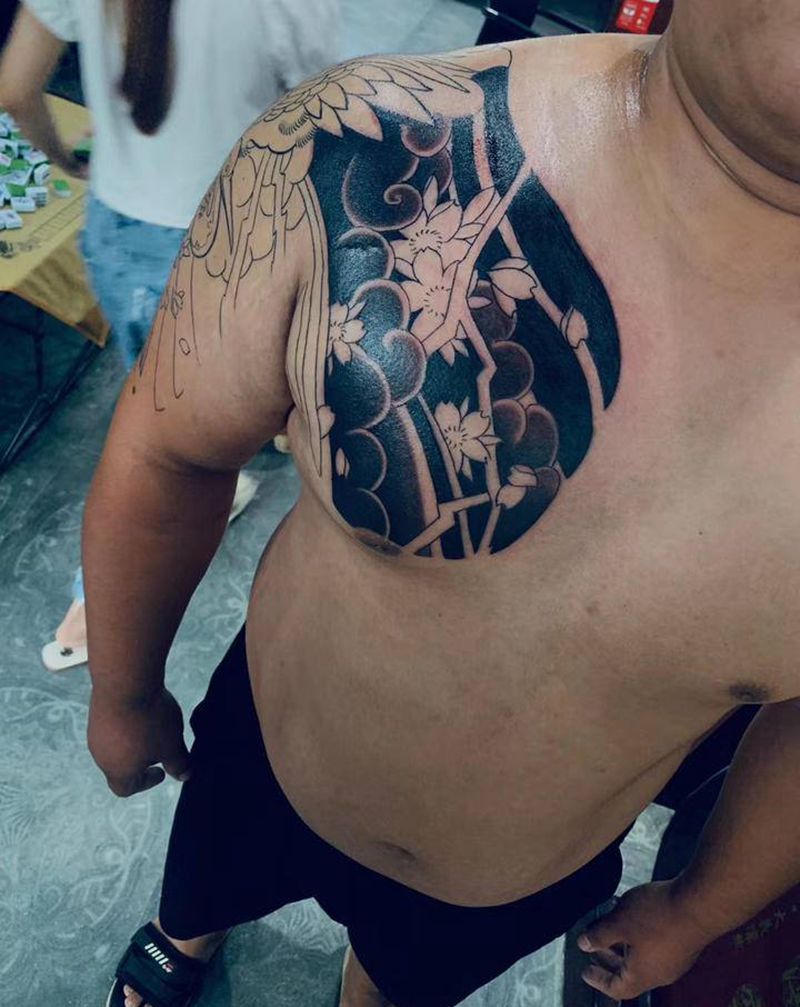 半甲纹身图片_手臂胸部老传统纹身图案